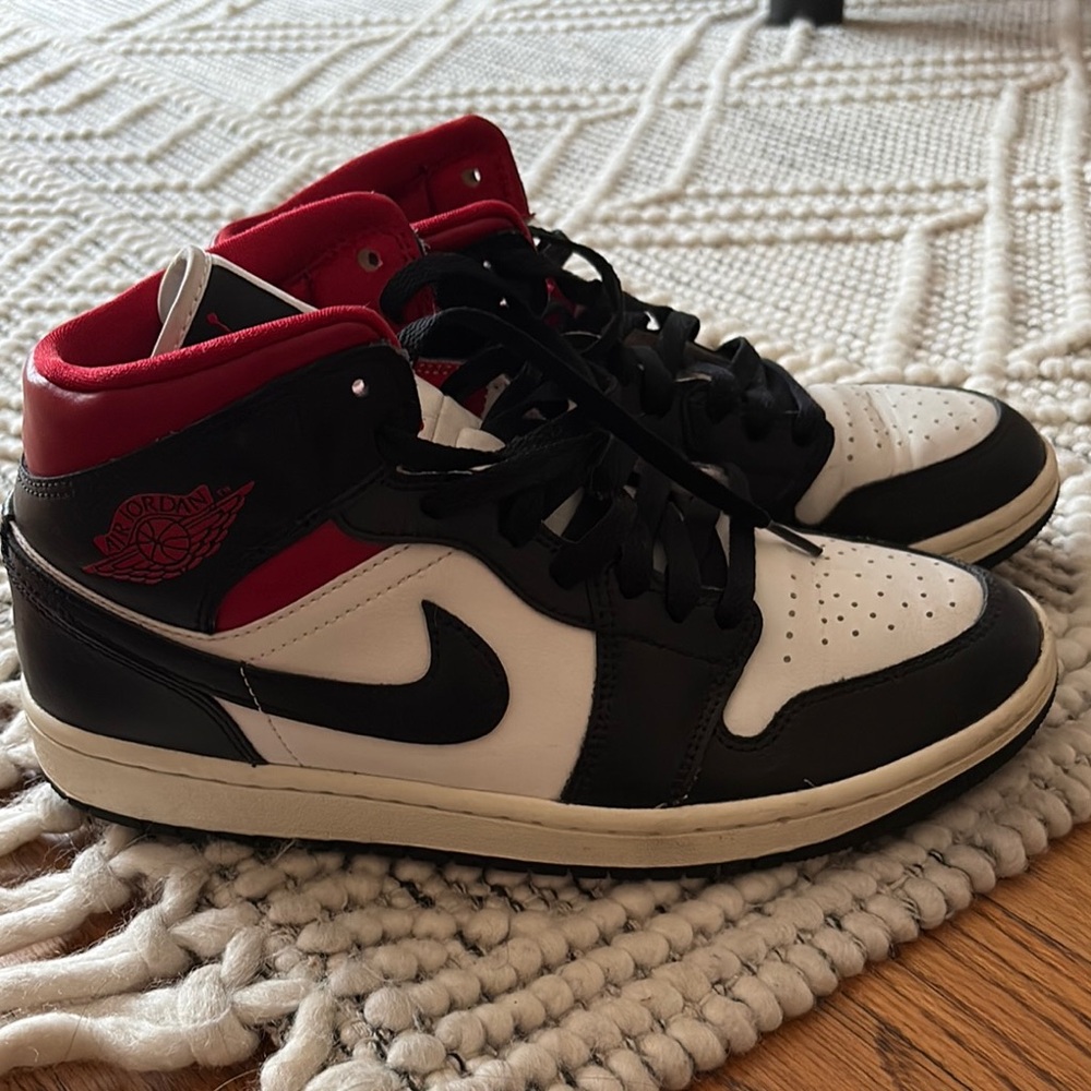 Nike Black and White Sneakers Classic Design